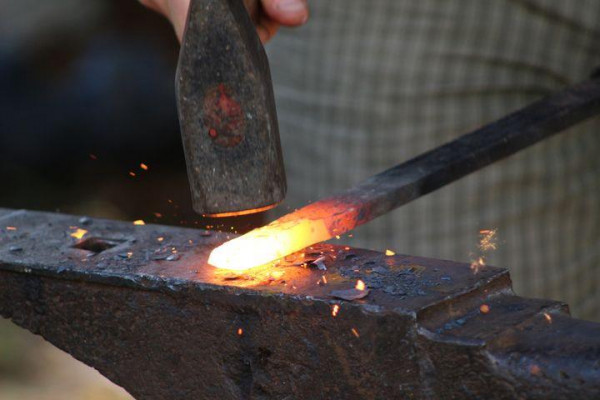 Les Forges de Carrié, forgeron traditionnel